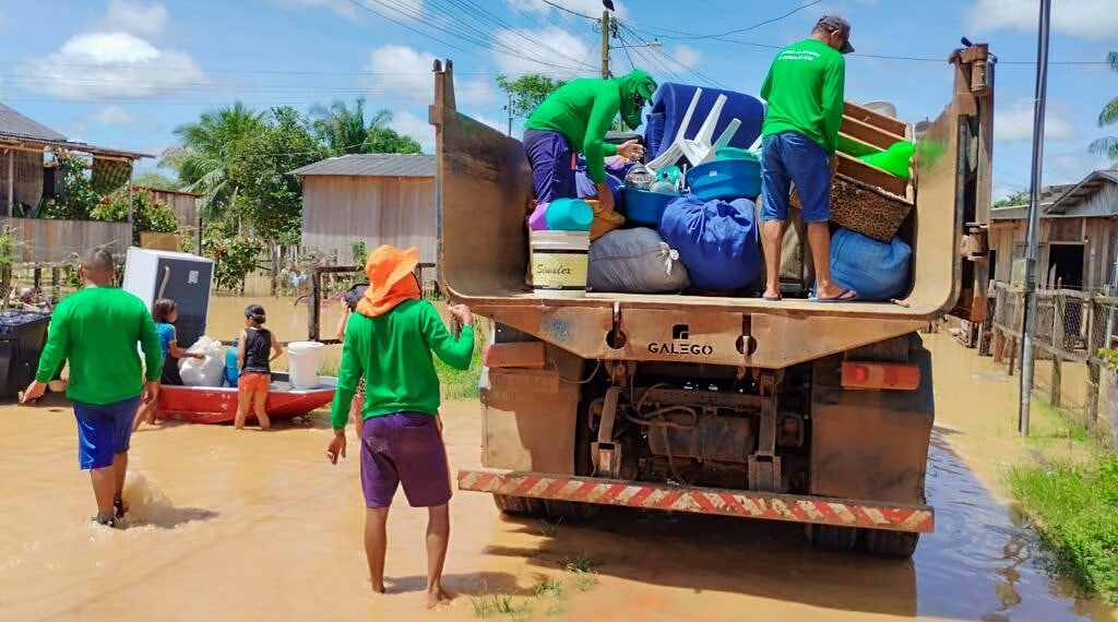 Cheia do Rio Iaco mobiliza equipes do Deracre para apoiar famílias em Sena Madureira