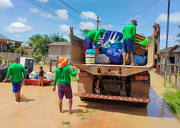 Cheia do Rio Iaco mobiliza equipes do Deracre para apoiar famílias em Sena Madureira