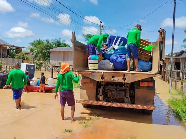 Cheia do Rio Iaco mobiliza equipes do Deracre para apoiar famílias em Sena Madureira