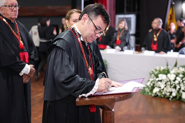 O Ministério Público do Estado do Acre realizou, no último dia 30, a cerimônia de posse do procurador-geral de Justiça, Oswaldo D’Albuquerque Lima Neto