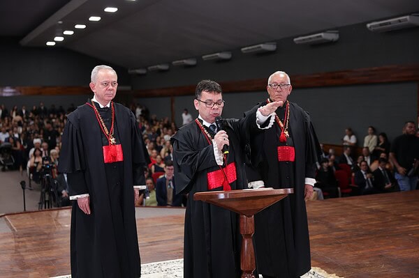 O Ministério Público do Estado do Acre realizou, no último dia 30, a cerimônia de posse do procurador-geral de Justiça, Oswaldo D’Albuquerque Lima Neto