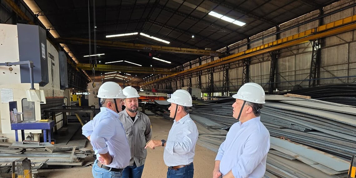 Bocalom visita estaleiro no Amazonas e conhece produção de embarcações de carga