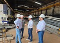 Bocalom visita estaleiro no Amazonas e conhece produção de embarcações de carga