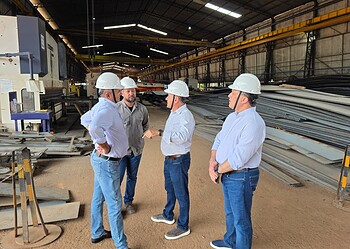 Bocalom visita estaleiro no Amazonas e conhece produção de embarcações de carga