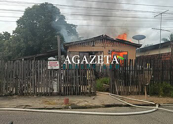 Incêndio destrói casa no bairro Bosque em Rio Branco e morador perde tudo após possível curto-circuito