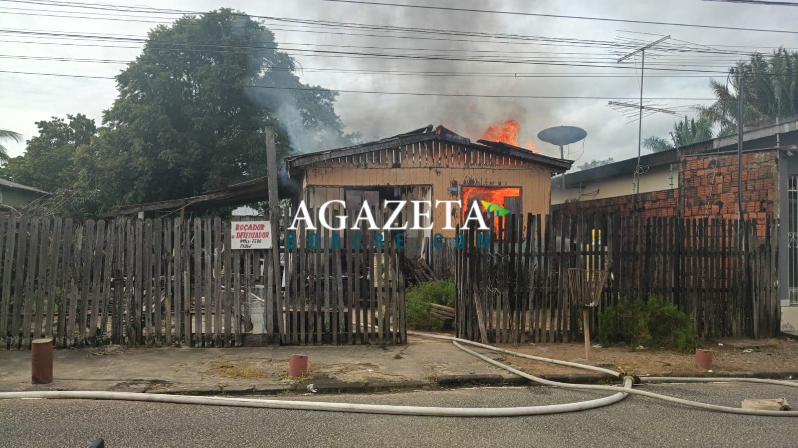 Incêndio destrói casa no bairro Bosque em Rio Branco e morador perde tudo após possível curto-circuito