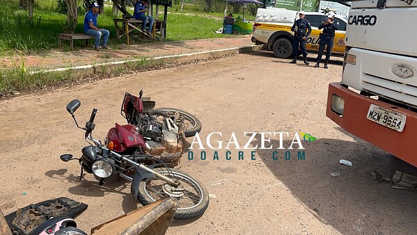 Casal fica ferido após colisão entre moto, caminhão e trator da Prefeitura em Rio Branco