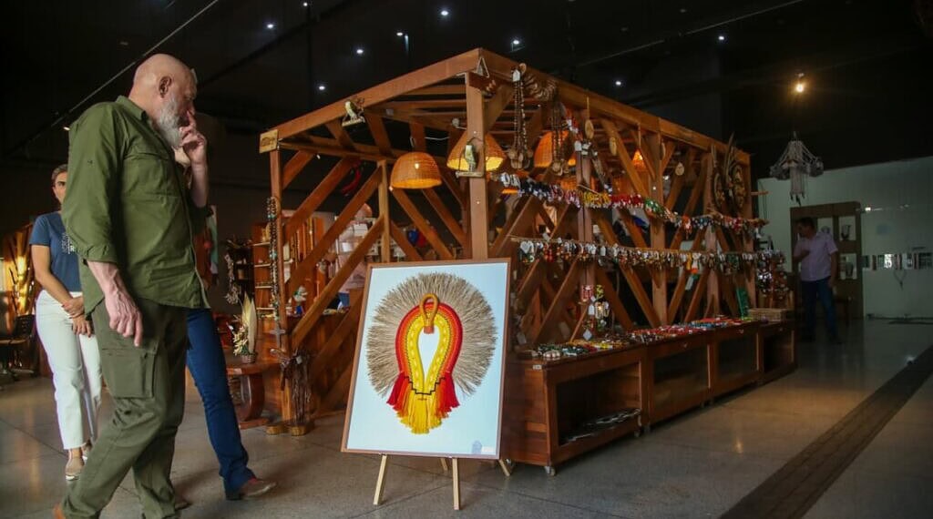 Membro do Conselho Superior da Comitiva, Sergey Perepetchaev admira o artesanato exposto na Casa. Foto: Dhárcules Pinheiro/Secom