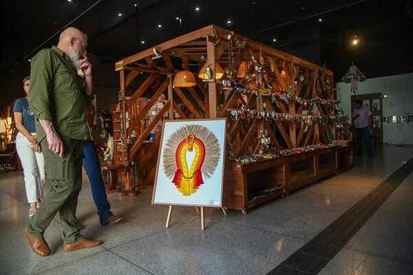 Comitiva russa faz visita guiada à Casa do Artesanato Acreano