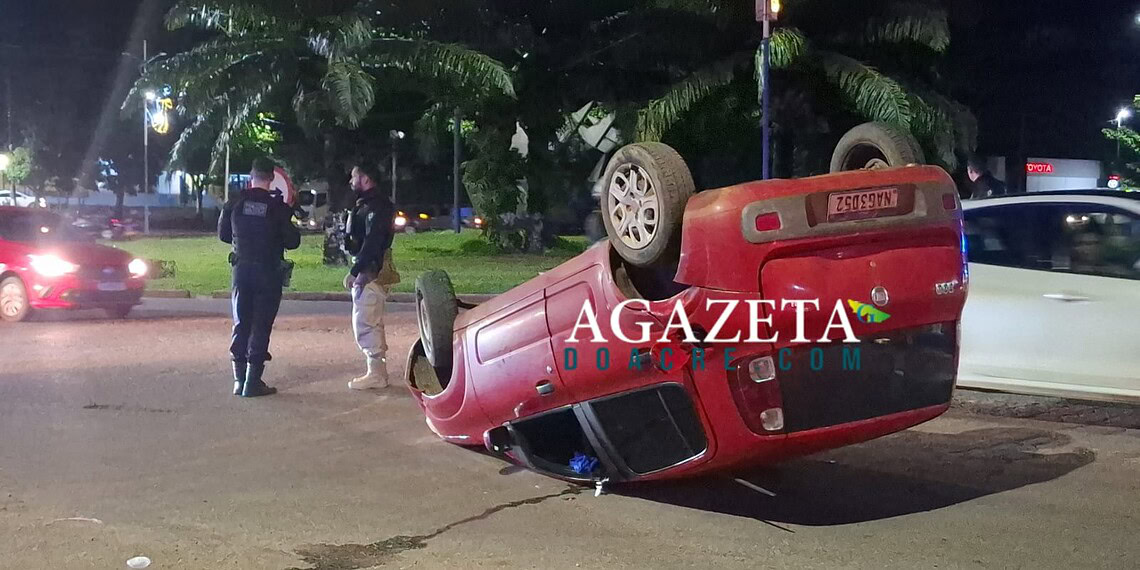 Colisão entre veículos provoca capotamento na rotatória da Corrente, em Rio Branco