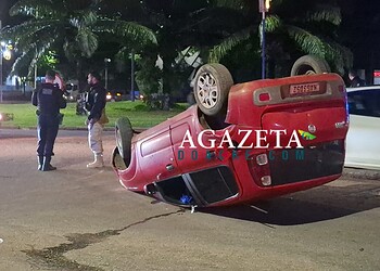 Colisão entre veículos provoca capotamento na rotatória da Corrente, em Rio Branco