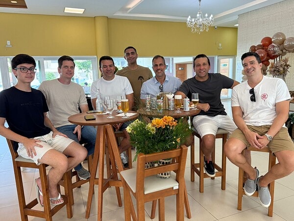 O empresário Tiago Viana reuniu amigos e familiares para comemorar a chegada dos seus 46 anos no Swiss Park