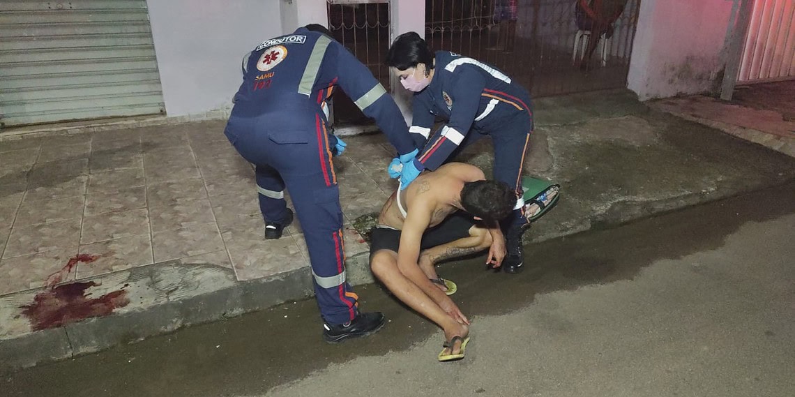 Jovem é esfaqueado nas costas em frente a bar no bairro Aviário, em Rio Branco