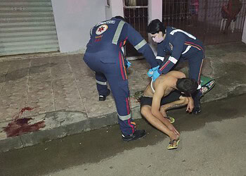Jovem é esfaqueado nas costas em frente a bar no bairro Aviário, em Rio Branco