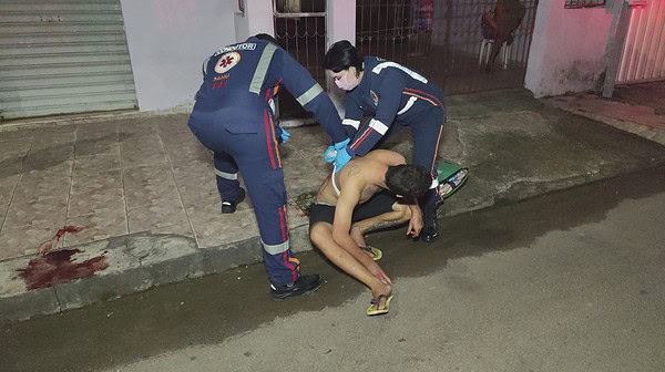 Jovem é esfaqueado nas costas em frente a bar no bairro Aviário, em Rio Branco