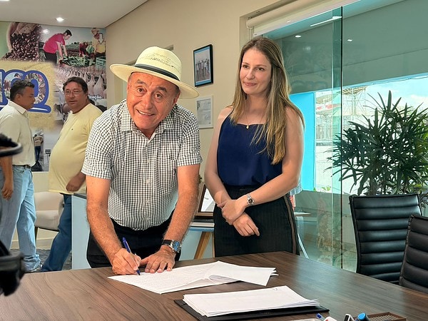 Bocalom assina decretos que mudam regras da coleta de resíduos e do licenciamento ambiental em Rio Branco