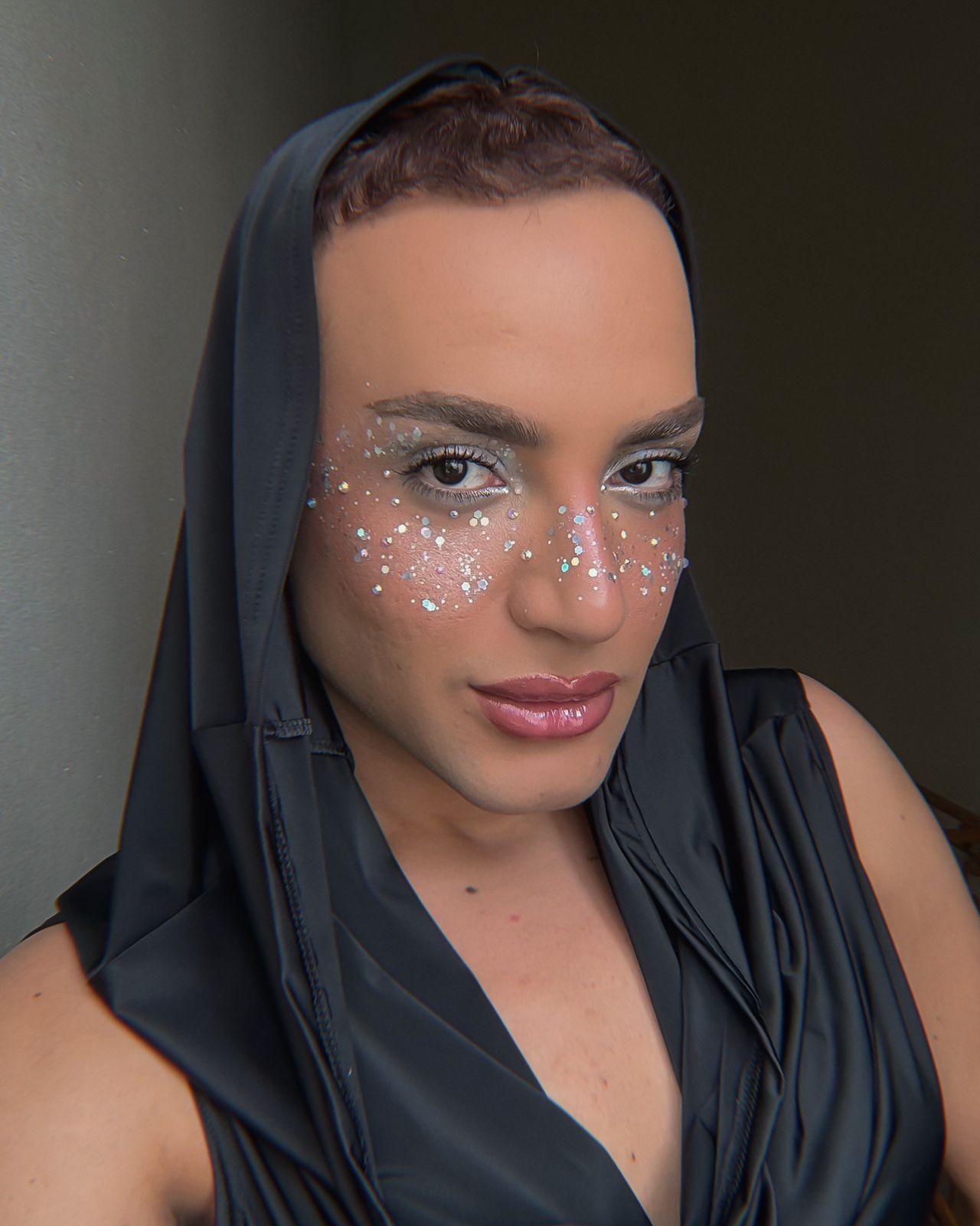 Maquiador acreano dá dicas para maquiagem durar o dia todo no Carnaval 2026; VÍDEO