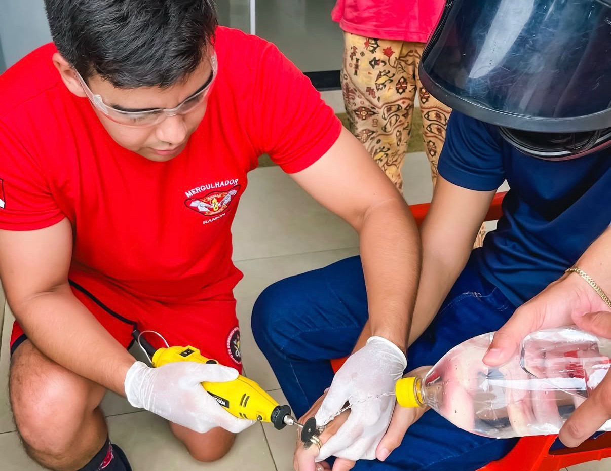 VÍDEO: Bombeiros retiram anel preso no dedo de morador no Acre