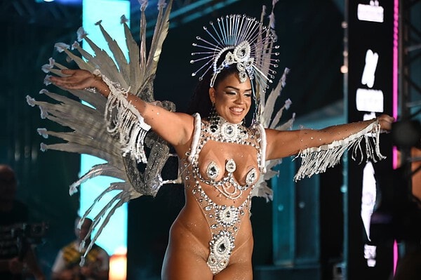 FOTOS: Quatro candidatas disputam título de Rainha do Carnaval na primeira noite da festa em Rio Branco