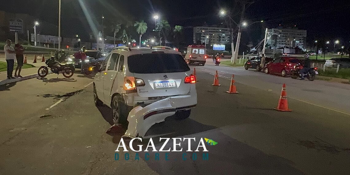 Casal fica ferido após colisão entre carro e moto na Estrada do Calafate em Rio Branco