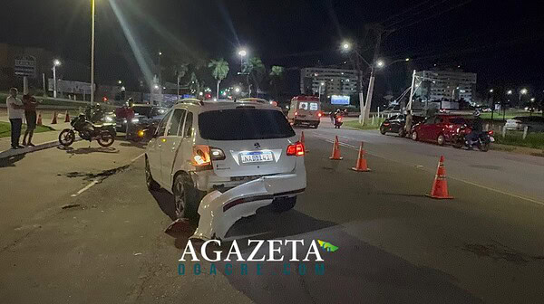 Casal fica ferido após colisão entre carro e moto na Estrada do Calafate em Rio Branco