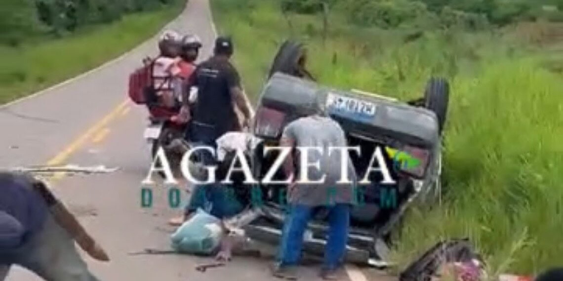 Carro capota na AC-475 após motorista perder controle da direção no Acre