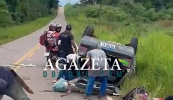 Carro capota na AC-475 após motorista perder controle da direção no Acre