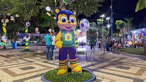 O drible da folia: torcedores unem paixão pelo futebol e Carnaval em Rio Branco; veja o vídeo