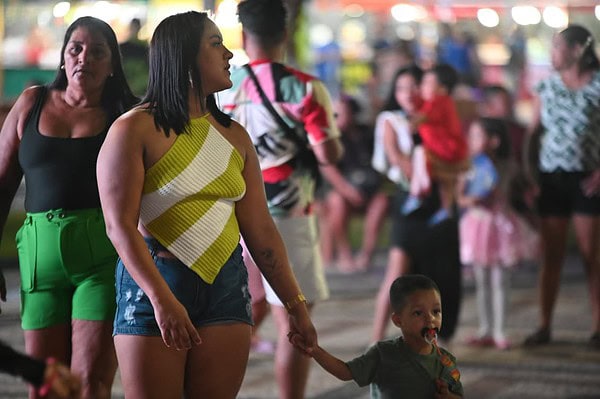 Chuva, brilho e coroação: Segunda noite de Carnaval consagra novas rainhas em Rio Branco
