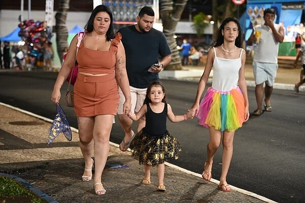 Chuva, brilho e coroação: Segunda noite de Carnaval consagra novas rainhas em Rio Branco
