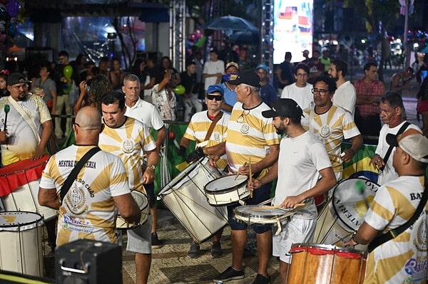 Chuva, brilho e coroação: Segunda noite de Carnaval consagra novas rainhas em Rio Branco