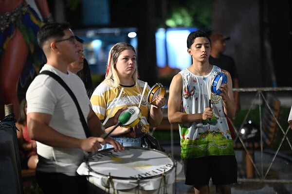Chuva, brilho e coroação: Segunda noite de Carnaval consagra novas rainhas em Rio Branco