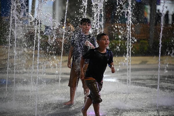 Chuva, brilho e coroação: Segunda noite de Carnaval consagra novas rainhas em Rio Branco