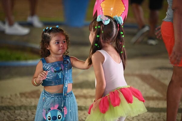 Chuva, brilho e coroação: Segunda noite de Carnaval consagra novas rainhas em Rio Branco