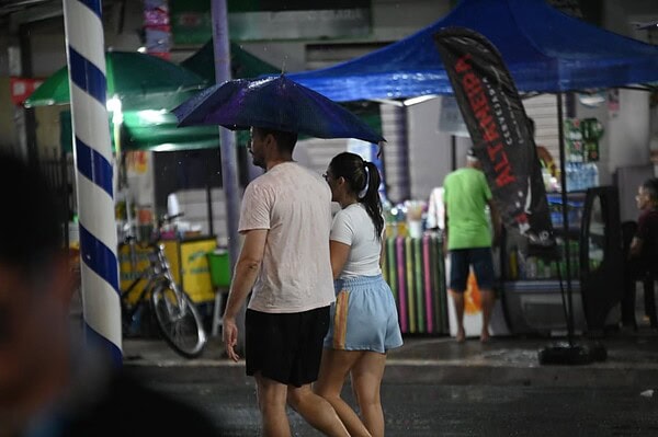 Chuva, brilho e coroação: Segunda noite de Carnaval consagra novas rainhas em Rio Branco