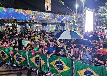 Público resiste à chuva e aguarda início dos concursos de Realeza na Praça da Revolução 4 (Foto: Kauã Lucas)