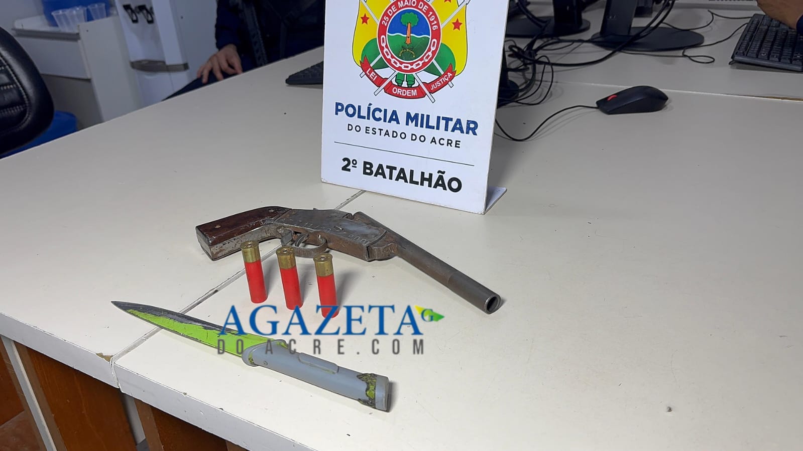 Homem é preso com escopeta, munições e faca após tentativa de fuga no bairro Taquari, em Rio Branco