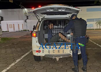 Homem é preso com escopeta, munições e faca após tentativa de fuga no bairro Taquari, em Rio Branco 2 Homem é preso com escopeta, munições e faca após tentativa de fuga no bairro Taquari, em Rio Branco