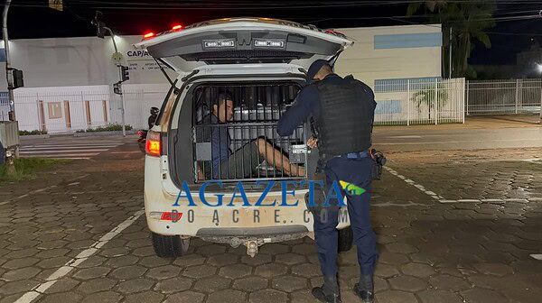 Homem é preso com escopeta, munições e faca após tentativa de fuga no bairro Taquari, em Rio Branco