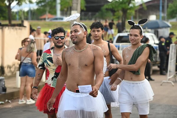 FOTOS: Multidão toma ruas do Tucumã com bloco Vai Quem Quer no Carnaval de Rio Branco