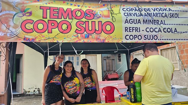 Bloco Vai Quem Quer no Tucumã movimenta comércio local e moradores aproveitam Carnaval para gerar renda extra