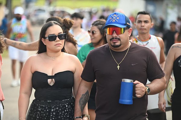 FOTOS: Multidão toma ruas do Tucumã com bloco Vai Quem Quer no Carnaval de Rio Branco
