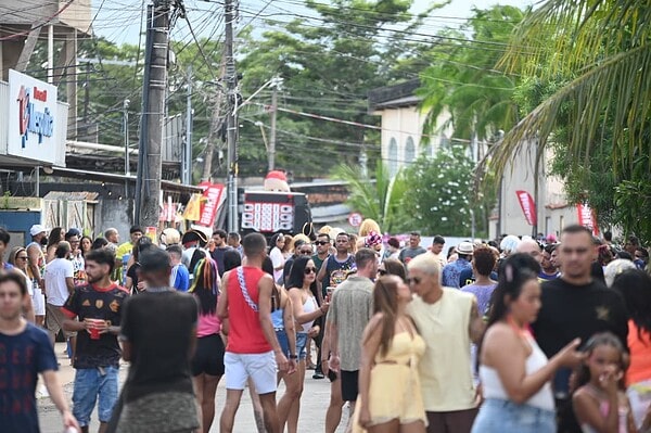 FOTOS: Multidão toma ruas do Tucumã com bloco Vai Quem Quer no Carnaval de Rio Branco