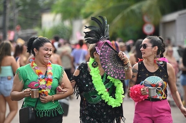 FOTOS: Multidão toma ruas do Tucumã com bloco Vai Quem Quer no Carnaval de Rio Branco