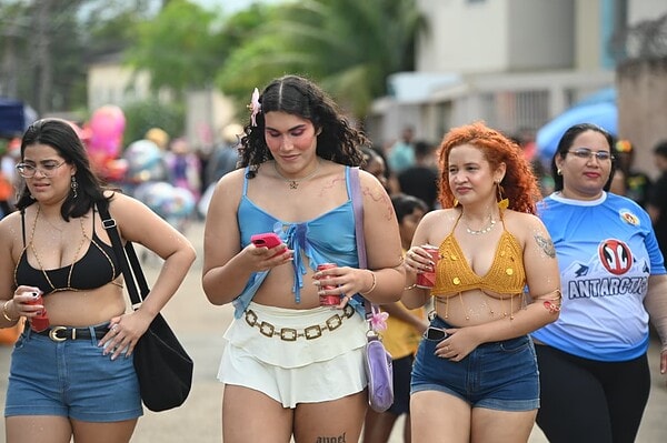 FOTOS: Multidão toma ruas do Tucumã com bloco Vai Quem Quer no Carnaval de Rio Branco