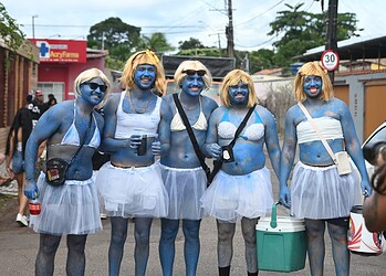 Fantasia não chega e amigos improvisam Smurfettes no Bloco Vai Quem Quer em Rio Branco 2 Foto: Juan Vicent Diaz
