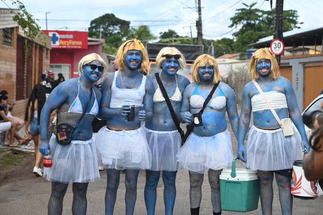 Fantasia não chega e amigos improvisam Smurfettes no Bloco Vai Quem Quer em Rio Branco 1 Fantasia não chega e amigos improvisam Smurfettes no Bloco Vai Quem Quer em Rio Branco