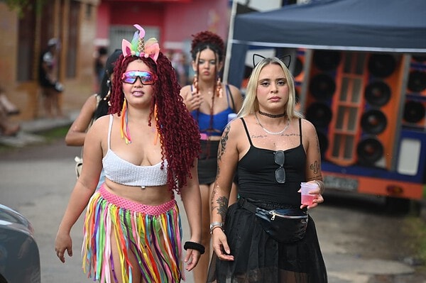 FOTOS: Multidão toma ruas do Tucumã com bloco Vai Quem Quer no Carnaval de Rio Branco