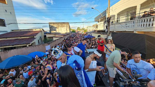 FOTOS: Multidão toma ruas do Tucumã com bloco Vai Quem Quer no Carnaval de Rio Branco