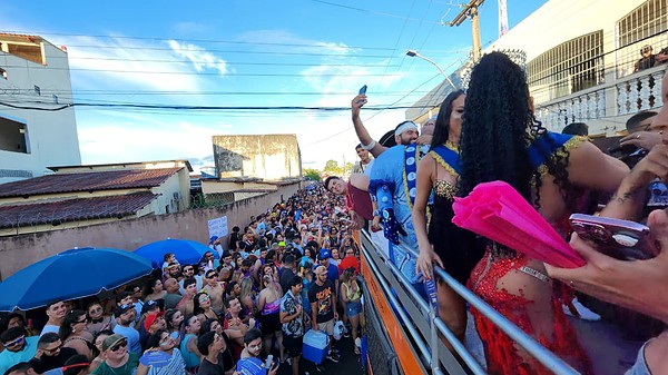 FOTOS: Multidão toma ruas do Tucumã com bloco Vai Quem Quer no Carnaval de Rio Branco